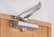 На что обратить внимание, выбирая дверную фурнитуру