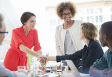 Как девушке влиться в новый коллектив?