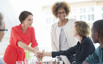 Как девушке влиться в новый коллектив?