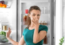Как убрать неприятный запах из холодильника?
