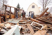 Как быстро снести старый деревянный дом?