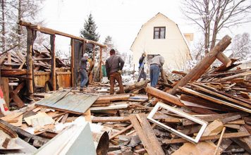 Как быстро снести старый деревянный дом?